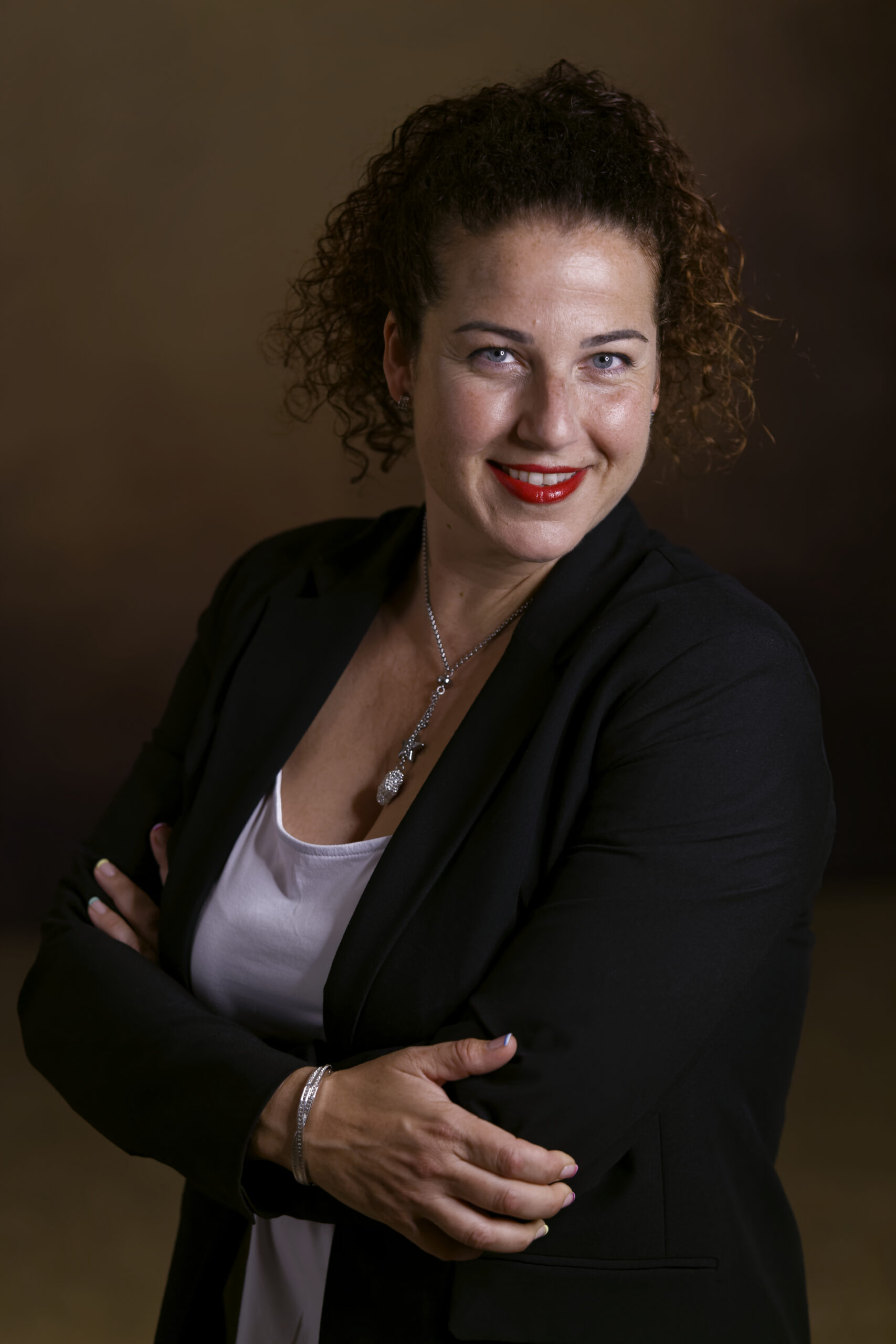 Retrato profesional de la facilitadora de SomAire® en una sesión de bienestar consciente